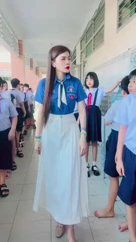 Cổ áo cô nó sao vậy Ngọc Anh  Con chỉ gì quá trời chỉ vậy con… nhưng cô hiểu nha…