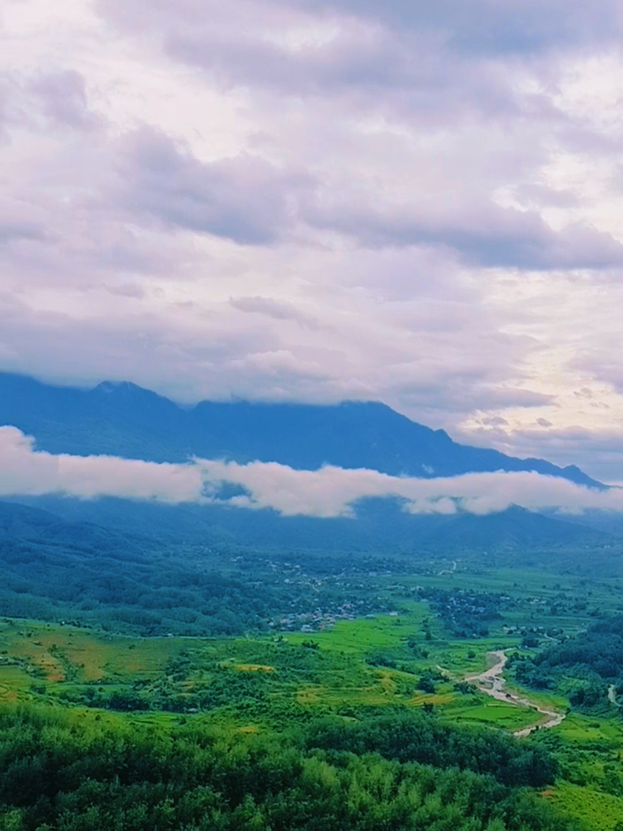 bản làng ở phía xa xa .co mây lướt nhẹ trên đỉnh núi đẹp như bước tranh ạ #canhdep #canhdepthiennhien #xuhuongtiktok #xuhuong 