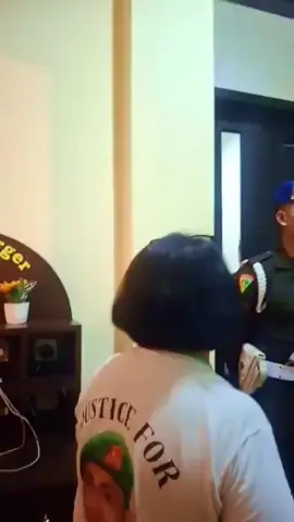 Teriakan seorang ibu yang kehilangan anaknya menggema di ruangan terdakwa. Tidak ada luka yang lebih dalam dari kehilangan karena kezaliman. Keadilan harus ditegakan!! Tidak ada lagi korban Prada Lucky berikutnya !! #tegakankeadilan #negarahukum #pradalucky #tniindonesia🇮🇩 #polriindonesia 