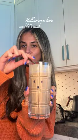 Halloween is here and let’s make a smoothie 🎃 #smoothie #halloween2025 #halloween #smoothies #smoothietok 