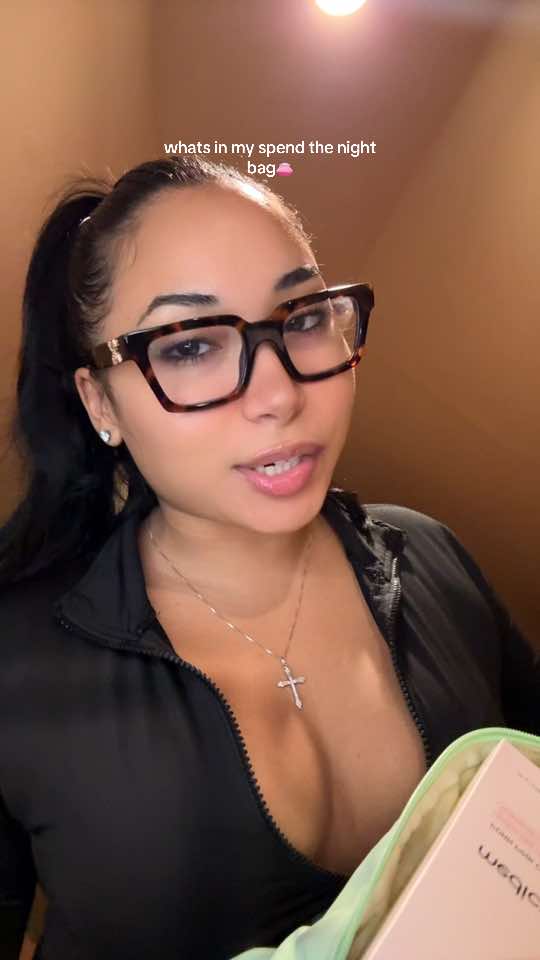 whats in my spennanight 👛 #whatsinmybag 