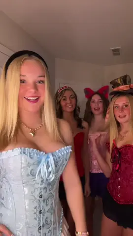 yay wonderland🐇🕰️ #halloweekend #costume #wonderland #aliceinwonderland