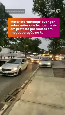 Durante um protesto em frente ao IML, na Avenida Francisco Bicalho, no Rio, nesta quinta-feira (30), um motorista tentou furar o bloqueio feito por familiares que pediam a liberação dos corpos das vítimas da operação nos complexos da Penha e do Alemão. Vídeos registraram o momento em que o carro avança contra os manifestantes e o condutor discute com o grupo. #TerraBrasil #TerraNotícias #RioDeJaneiro #Megaoperação #Polícia 