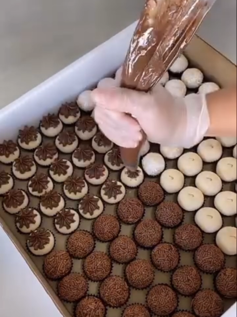 Produzindo mais em menos tempo 🍫✨ Com a placa porcionadora de brigadeiros de 50 cavidades 13g, você ganha agilidade, padrão e praticidade — ideal pra quem vive da confeitaria ou quer começar a vender doces! 👩‍🍳 🛒 Encontre a sua no carrinho aqui embaixo e comece hoje mesmo! #placaporcionadora #brigadeiroperfeito #confeitariaprofissional #tiktokshopbrasil #docesparavende 