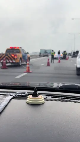 มีอุบัติเหตุรถเบนซ์ชนกระบะเลนกลาง  รถติดสะสมสองกิโลก่อนถึงทางลงบางเสาธง 500 เมตร##รถชน##บางนาตราด