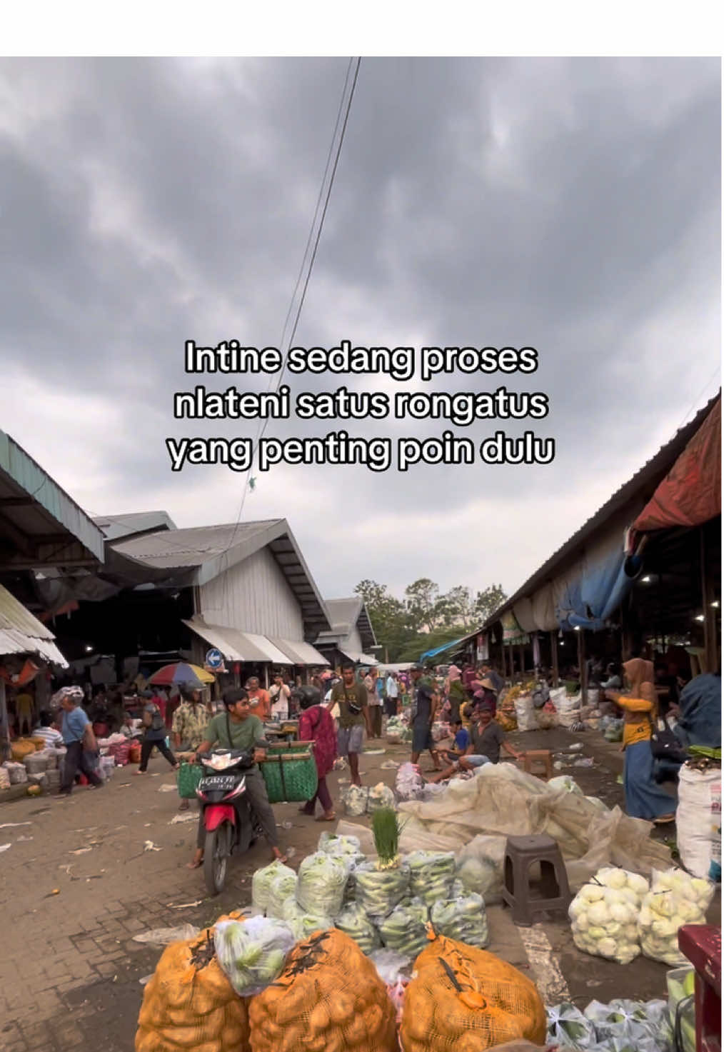 Nek rezeki ditaker sak ember, aku panggah nekat gowo drum🤙 #pasarindukpare #pasarsayur #fypage #fyp #pare 