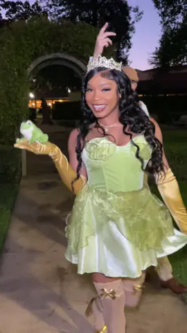 Halloween transition ate! 👑🐸💕 #fyp #foryou #princessandthefrog 