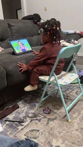 “When you dont know the words but you feel it in your spirit” 📺✨#praisebreak #msrachel #toddler 