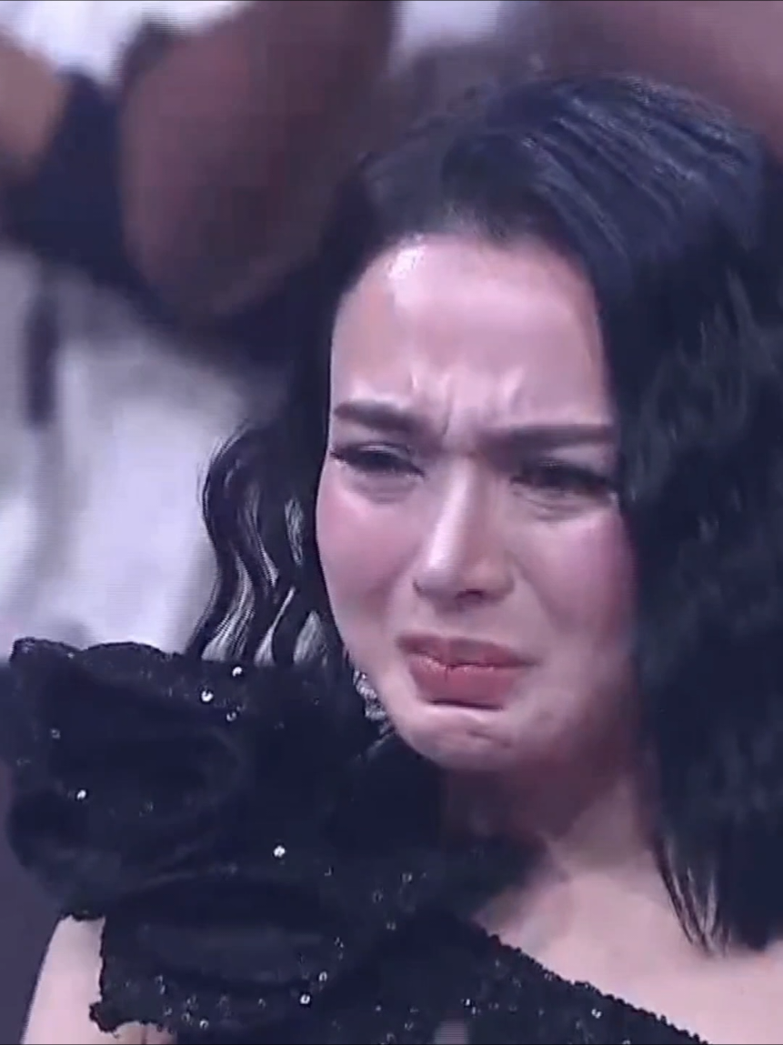 Congrats Robi !!! nangis banget semalem liat Robi akhirnya gak jadi tersenggol.. Wika Salim aja seterharu itu..  #da7robi #dangdutacademy7 #selfiyamma #wikasalim indosiar 