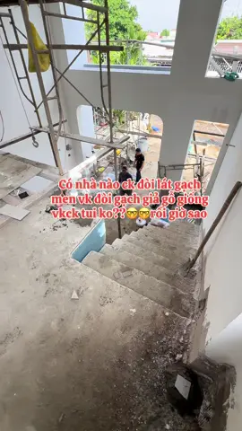Có nhà nào ck đòi lát gạch men vk đòi gạch giả gỗ giống vkck tui ko??🤓🤓 #xây_nhà #2025 #nhà #NhaTomGauNe #gạch_ốp_lát 