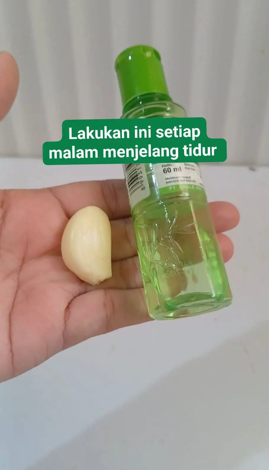 ✅ Bawang Putih ✅ Minyak kayu putih Caranya : Ambil 1 siung bawang putih. Belah bagi 2 Tusuk tusuk pakai garpu bagian tengah bawang putih Tetesih dengan minyak kayu putih Oleskan pada telapak kaki setiap malam, sebelum tidur MANFAAT LAINNYA: Ramuan sederhana dari bawang putih + minyak kayu putih ini ternyata punya banyak manfaat luar biasa, bukan cuma untuk menghangatkan tubuh. Berikut beberapa manfaat lainnya 👇 🌿 1. Melancarkan peredaran darah Kombinasi bawang putih dan minyak kayu putih membantu membuka pori-pori dan memperlancar aliran darah di kaki — cocok untuk orang yang sering kesemutan atau kaki dingin. 🌿 2. Mengatasi batuk & pilek Saat dioles di telapak kaki sebelum tidur, aromanya membantu melegakan pernapasan, sementara bawang putih berperan sebagai antibakteri dan antivirus alami. 🌿 3. Mengeluarkan angin dari tubuh (masuk angin) Efek hangat dari minyak kayu putih dan zat aktif allicin dalam bawang putih membantu mengusir angin dan membuat tubuh terasa lebih ringan. 🌿 4. Menurunkan demam ringan pada anak Banyak orang tua menggunakan olesan ini di telapak kaki anak saat demam — efeknya membantu menurunkan suhu tubuh secara alami sambil meningkatkan daya tahan tubuh. 🌿 5. Mengurangi bau kaki & infeksi jamur Bawang putih bersifat antibakteri dan antijamur alami, sehingga ampuh mengatasi bau kaki serta mencegah jamur kuku atau kulit kaki. 🌿 6. Meningkatkan kualitas tidur Aroma kombinasi bawang putih dan minyak kayu putih yang menenangkan membantu tubuh lebih rileks dan tidur lebih nyenyak. 🌿 7. Meningkatkan imunitas tubuh Kandungan allicin dalam bawang putih membantu memperkuat sistem imun, terutama bila digunakan rutin sebagai terapi luar. #health  #Lifestyle #fyp  #trending 