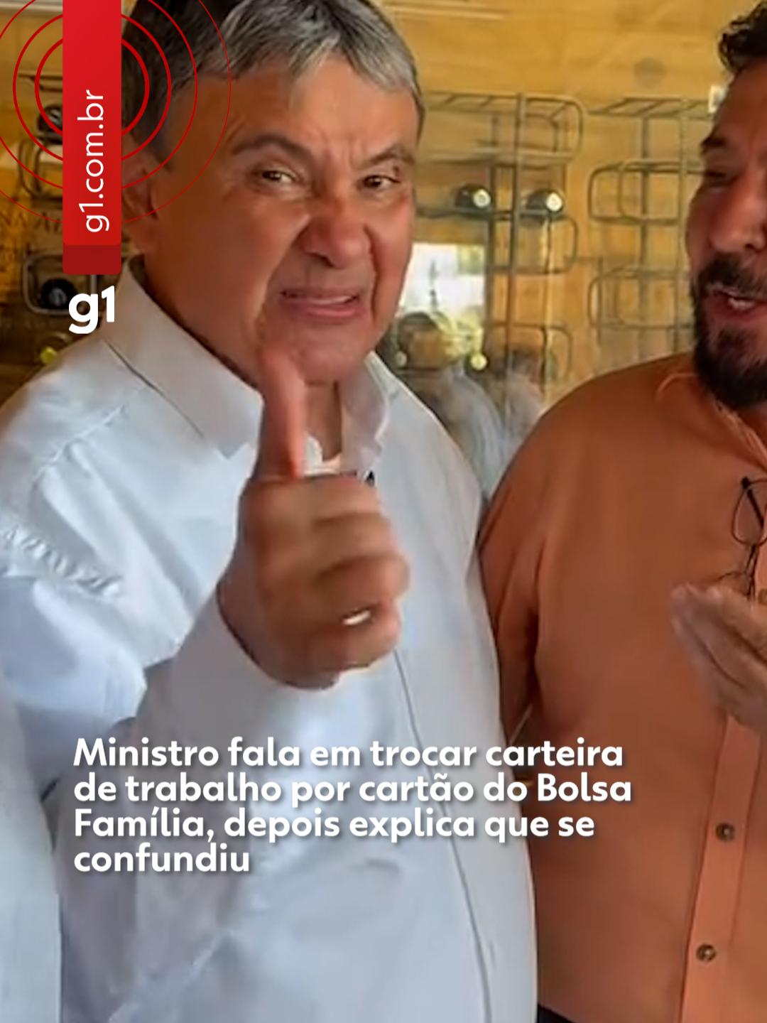 Mal-entendido - O ministro do Desenvolvimento Social, Wellington Dias (PT), aparece em um vídeo que circulou em redes sociais nesta semana falando em substituir a carteira de trabalho pelo cartão do Bolsa Família, programa sob responsabilidade de seu ministério. Depois do episódio, por meio de um vídeo, também nas redes sociais, o prefeito de Salinas (MG), Kincas Dias (PDT), que protagonizou a cena ao lado do ministro, afirmou que foi um mal-entendido. O g1 entrou em contato com a assessoria do Ministério do Desenvolvimento Social e aguardava uma resposta até a última atualização desta reportagem. Segundo Kincas, a intenção era dizer justamente o contrário: que o cartão do Bolsa Família será substituído pela carteira de trabalho, numa referência ao objetivo do programa social, que é tirar a pessoa da pobreza e fazê-la conseguir se sustentar com emprego. Saiba mais clicando em 'leia o artigo'. #g1 #g1política #ministro #bolsafamília #carteiradetrabalho