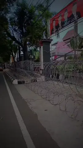 Pati , 30 Oktober 2025 , sidang paripurna yang di tunggu tunggu oleh masyarakat pati , namun terhalang oleh kawat berduri , ini merupakan pertanyaan besar! Apakah kawat berduri ini benar benar dibutuhkan untuk menjaga kondusifitas, ataukah ini hanya cara untuk menunjukan ada sesuatu yang tidak beres?? Bagaimana tanggapan kalian, silahkan komen di kolom komentar🙏 #pativiral #patiorasepele #paticintadamai #pati #fyppppppppppppppppppppppp 