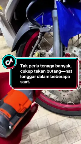 Tak perlu tenaga banyak, cukup tekan butang—nat longgar dalam beberapa saat#cordlessimpactwrench #cordlessimpactwrenchbattery 