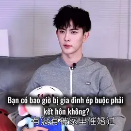 Video có kèm theo tiếng cười ngỗng kinh điển của Mengmeng, nghe thật hay. Menglong chia sẻ: “Hồi đôi mươi, tôi đặc biệt sợ bước sang tuổi ba mươi, nhưng sau khi vượt qua được rào cản đó, tôi cảm thấy dù sao thì cũng chẳng sao cả. Thời gian trôi nhanh, nên tôi cố gắng sống mỗi ngày thật vui vẻ và trọn vẹn, đối xử chân thành với mọi người xung quanh!” Menglong thật ra đã làm hết sức mình, đối xử với mọi người xung quanh bằng sự chân thành và tận tâm. Cậu ấy là một người tốt bụng và chân thành, vậy tại sao cậu ấy lại nhận được kết cục đau thương như vậy ...? Cầu mong cuộc đời sẽ đối xử dịu dàng với những người tốt giống cậu ấy hơn ❤️‍🩹 #NammôđịatạngvươngBồtáthồihướngcôngĐứcchoYuMengLung🙏  #justiceforyumenglong于朦胧  #ĐòilạicônglýchoYuMengLong 