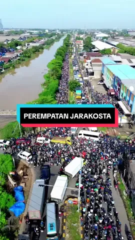 MACEETTTT.... 😱😱 Jumat 31 Oktober 2025, terjadi penumpukan kendaraan di perempatan Jarakosta Cikarang Barat,,  Siapa nih yang pagi ini kejebak macet disini.? . . 📍Jarakosta Cikarang Barat #cikarang #cikarangpeople #bekasi #infocikarang #jabodetabek 