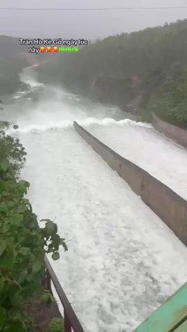 Cứ đến mùa mưa lũ🙏🏻🙏🏻Thương quê nhà...🥵#mientrungmualulut #lulutmientrung #bãolụtmiềntrung #camxuyen38 #hatinh 