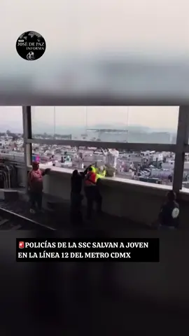 🇲🇽 || Esta tarde, elementos de la @SSC_CDMX lograron rescatar a un joven que intentó hacerse daño en la estación Periférico Oriente del @MetroCDMX. El hecho provocó movilización de cuerpos de emergencia y momentos de tensión entre los usuarios. #MetroCDMX #Línea12 #CDMX #SSC #PeriféricoOriente     
