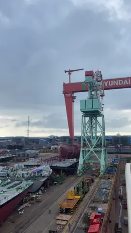 Làm việc với tinh thần thép ⚓️#đóngtauhanquoc #hyundai #cảngbien 