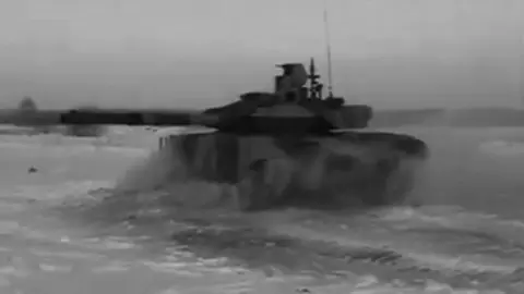 Xe tăng T-90 được sản xuất với số lượng ít vào năm 1993 và chính thức được biên chế vào quân đội Nga vào năm 1995. Trước đó, mẫu xe tăng đầu tiên được gọi là Object 188 đã được ra mắt vào năm 1992.  1992: Mẫu xe tăng đầu tiên, được gọi là Object 188, được phát triển. 1993: Bắt đầu sản xuất T-90 với số lượng hạn chế. 1995: Chính thức biên chế vào quân đội Nga.Tầm hoạt động của xe tăng T-90 phụ thuộc vào phiên bản, nhưng nhìn chung là từ 550 km đến hơn 480 km. Tầm hoạt động chính xác có thể khác nhau tùy thuộc vào động cơ, tải trọng và điều kiện hoạt động cụ thể.  T-90MS: Tầm hoạt động khoảng 550 km với động cơ diesel công suất 1.130 mã lực.  T-90A/S: Có tầm hoạt động hơn 480 km trên các phiên bản được đề cập.  Phiên bản của Việt Nam: Tầm hoạt động là 550 km. Xe tăng T-90 sử dụng nhiều loại đạn khác nhau, bao gồm đạn xuyên giáp dưới cỡ (APFSDS), đạn nổ lõm (HEAT), đạn nổ phá mảnh (HE-FRAG) và tên lửa chống tăng dẫn đường (ATGM). Một số loại đạn cụ thể bao gồm đạn xuyên giáp 3VBМ17, đạn nổ lõm đa dụng 3VBК25, đạn nổ phá mảnh 3VОF36 và tên lửa chống tăng 9M119/9M119M1.  Các loại đạn chính: Đạn chống tăng xuyên giáp dưới cỡ (APFSDS): 3VBМ17: Loại đạn này có lõi bằng vonfram, có khả năng xuyên thép tốt với vận tốc ban đầu lên tới 1715 m/s.  Mango: Đây là loại đạn động năng có thanh xuyên dưới cỡ, được Ấn Độ tự chủ sản xuất và có khả năng xuyên 500mm giáp thép đồng chất ở khoảng cách 2km. Xe tăng T-90 được sản xuất bởi tập đoàn Uralvagonzavod của Nga và được đưa vào biên chế quân đội Nga từ năm 1992. Sau đó, Nga đã cấp phép sản xuất cho các quốc gia khác, nổi bật là Ấn Độ, nơi sản xuất hàng nghìn chiếc T-90S theo giấy phép của Nga.  Nhà sản xuất ban đầu: Xe tăng T-90 ban đầu được thiết kế và chế tạo bởi Uralvagonzavod tại Nizhny Tagil, Nga.  Sản xuất theo giấy phép: Nga đã cấp phép sản xuất cho các nước khác. Ví dụ, Ấn Độ sản xuất xe tăng T-90S tại Nhà máy Xe hạng nặng Ấn Độ (HVF) theo giấy phép của Nga.  Số lượng sản xuất: Đến năm 2023, tổng số lượng xe tăng T-90 được sản xuất trên toàn cầu lên tới khoảng 4.000 chiếc, với hơn 1.400 chiếc T-90S/SM được sản xuất tại Ấn Độ.  Khách hàng quốc tế: T-90S là một mặt hàng xuất khẩu thành công của Nga, được bán cho nhiều quốc gia khác nhau như Việt Nam, Algeria, Turkmenistan, Azerbaijan, Libya và Iraq.  #tangthiepgiapNga#LienBangNga #xuhuongtiktok2025 