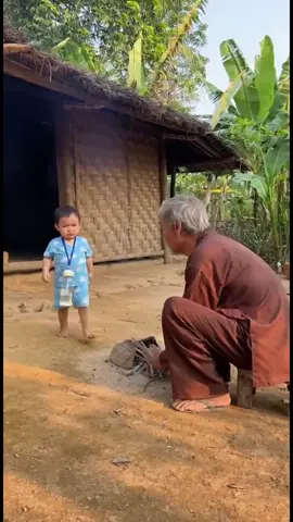 ở nhà thì ba dành bú qua bú ké bà ngoại cũng bị ông ngoại dành bú. khổ thiệt chứ#haihuoc #giaitri #xuhuong #xuhuongtiktok #giaitritiktok 