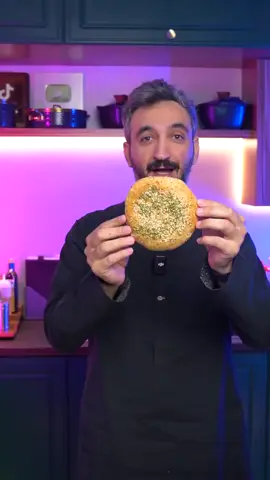 الفتوت المديني ایش نحتاج مكونات ؟ ٤ كوب دقیق بر كوب دقيق ابيض ١ كوب حليب ٢ م.ك خميره ١ كوب سمن ٢ م.ك سكر ۱ م. ص ملح ا بيضه 1 علبه زبادي البهارات الحب 1 م.ك شمر ا م.ك حبه سودا 1 م.ك كراويه ا م.ك كمون ۱ م.ك نانخه 1 م.ك يانسون للحشوات جبن فيتا عجوه تمر زعتر كيف نسوي الوصفه ؟ ناخذ نص كميه البهارات الحب ونطحنه والباقي مع العجين ، نحط الخميره والسكر مع ربع كوب ماء دافئ ونتركهم خمس دقايق الين يكبر حجمها ، في العجانه اضيف دقيق البر والدقيق الابيض وبهارات الحب والبهار المطحون واضيف السمن واعجنها شوي وبعدها اضيف الزبادي والبيض والحليب والخميره والملح واعجنها الين تتماسك اغطيها واتركها ٤٠ دقيقه تتخمر وترتاح وبعدها اشكلها واحشيها اي حشوه تناسبكم وافردها نفس ماهو موضح بالفيديو واحط عالوجه بيض وحليب واحط عالوجه شمر او حبه البركه وادخلها الفرن درجه ۱۸۰ من تحت تقريبا ١٥ دقيقه واحمرها من فوق شوي