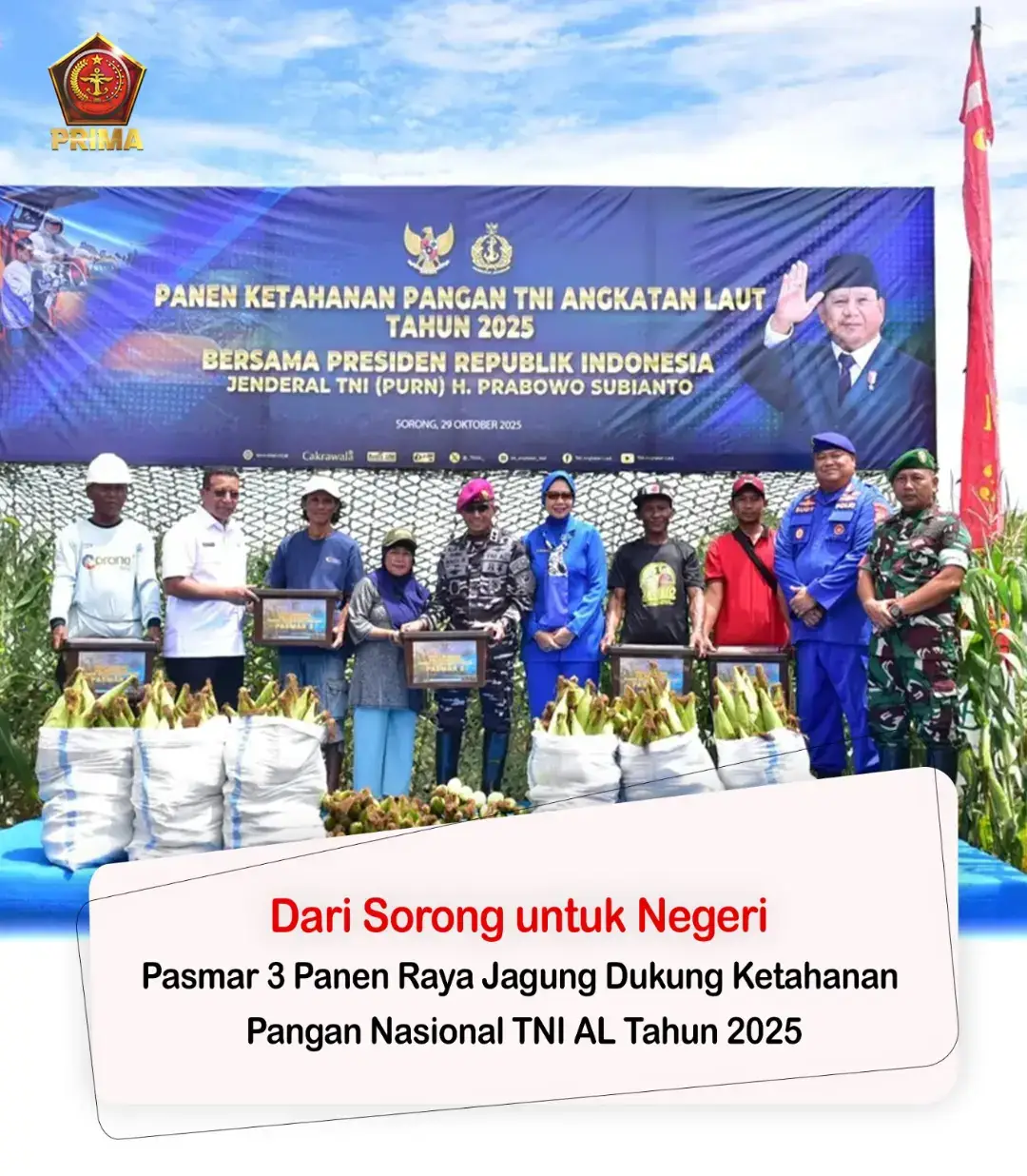 Dari Sorong untuk Negeri: Pasmar 3 Panen Raya Jagung Dukung Ketahanan Pangan Nasional TNI AL Tahun 2025 TNI AL, Dispen Kormar Sorong. Dalam rangka memperkuat ketahanan pangan nasional sekaligus mendukung program pemerintah di bidang pertanian, Pasmar 3 yang dipimpin langsung oleh Komandan Pasmar 3 Mayjen TNI (Mar) Andi Rahmat M., turut ambil bagian dalam Kegiatan Panen Raya Ketahanan Pangan TNI AL Tahun 2025 yang digelar secara serentak di seluruh Indonesia, Rabu (29/10/2025). Kegiatan panen raya yang terpusat di Lampung Utara tersebut dihadiri oleh Menteri Pertahanan RI Sjafrie Sjamsoeddin mewakili Presiden Republik Indonesia, dan diikuti secara video conference (vicon) oleh seluruh satuan TNI AL, baik satuan komando kewilayahan (Satkowil) maupun satuan non komando kewilayahan (Satnonkowil), termasuk Pasmar 3 yang melaksanakan panen jagung di Jl. Tuturuga, SP 1, Klamasen, Distrik Mariat, Kabupaten Sorong, Papua Barat Daya. Pada kesempatan tersebut, Komandan Pasmar 3 didampingi Ketua Korcab Jalasenastri Pasmar 3 Ny. Julita Andi Rahmat bersama unsur Forkopimda Papua Barat Daya menyerahkan paket sembako secara simbolis kepada kelompok tani binaan Pasmar 3, yakni Kelompok Tani “Cendrawasih” dan “Mekar Sari”, sebagai wujud kepedulian dan dukungan terhadap kesejahteraan masyarakat sekitar. Adapun lahan ketahanan pangan Pasmar 3 mencakup area seluas 10 hektare dengan tingkat produktivitas mencapai 5 ton jagung per hektare, yang dikelola secara mandiri oleh prajurit Pasmar 3 bersama kelompok tani binaan. Dalam sambutannya, Komandan Pasmar 3 Mayjen TNI (Mar) Andi Rahmat M. menegaskan bahwa kegiatan panen raya ini merupakan wujud nyata komitmen Pasmar 3 dalam mendukung program pemerintah untuk memperkuat ketahanan pangan nasional, khususnya dari wilayah timur Indonesia. “Program ketahanan pangan ini merupakan implementasi nyata dari tugas kita sebagai prajurit TNI AL, khususnya Korps Marinir, dalam mendukung stabilitas dan kesejahteraan nasional. Semoga keberhasilan ini menjadi motivasi bagi kita semua untuk terus melanjutkan dan mengembangkan program ini secara berkelanjutan,” ujar Danpasmar 3.