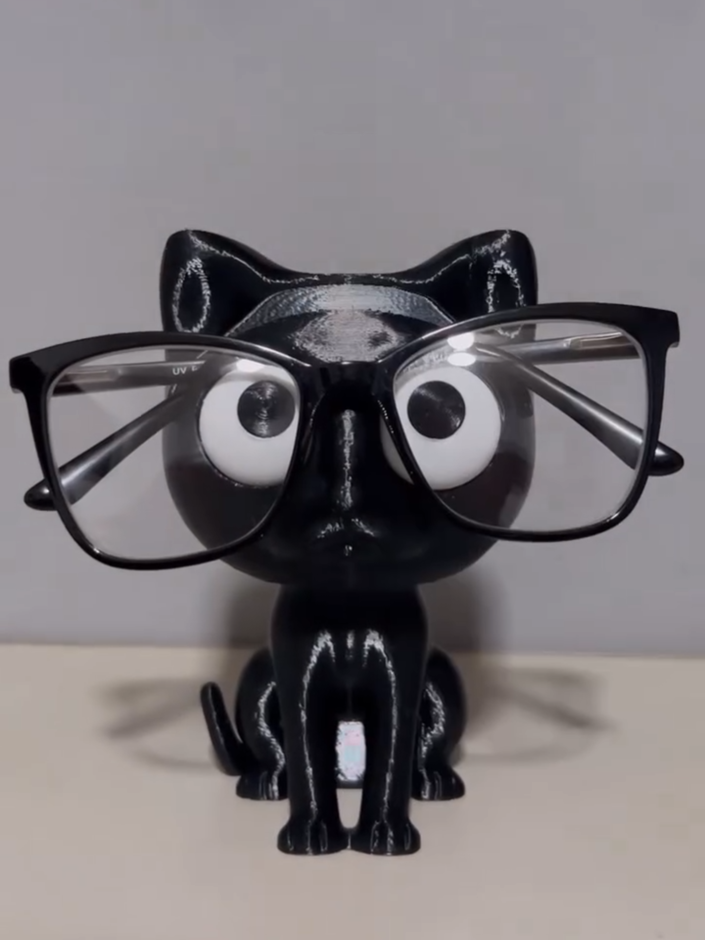 😻 Suporte para óculos em formato de gatinho 😻 Chega de deixar seus óculos jogados por aí! Apresentamos o suporte mais fofo e funcional que você vai ver hoje: um gatinho 3D que segura seus óculos com estilo, carinho e personalidade. 👉 Ideal pra deixar na mesa de trabalho, no quarto ou até como presente criativo. Além de útil, é um toque de charme na decoração! ✨ Feito com impressão 3D de alta qualidade. ✨ Leve, resistente e 100% adorável. ✨ Pode ser personalizado em cor e tamanho! 💬 Quem disse que organização não pode ser divertida? #fyp #fy #paravoce #viral #trend #explorar #tiktokbrasil #impressao3d #3dprinting #inova3d #peca3d #criatividade #tecnologia #projetos3d #produtos3d #design3d #engenharia #curte #comentaai #segue #compartilha
