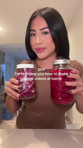 homemade pickled onions 🧅💗 so easy to make and adds flavor to literally everything you’ll need: – 1 small purple onion (or half a big one) – 1 cup vinegar – 1 cup water – 2 tbsp brown sugar – sprinkle of salt – optional: bay leaves, peppercorn, oregano (i ran out 🥲) first, cut your onions and place them into a tempered glass jar (super important , regular glass can crack from heat). then, in a pot, mix vinegar, water, sugar & salt and heat for about 5 minutes. pour the hot mixture over your onions, add your optional spices, and let it cool off completely. once cooled, pop it in the fridge and you’re done 🤍 perfect for tacos, avocado toast, sandwiches, salads.  literally everything. #jasminnmeza 