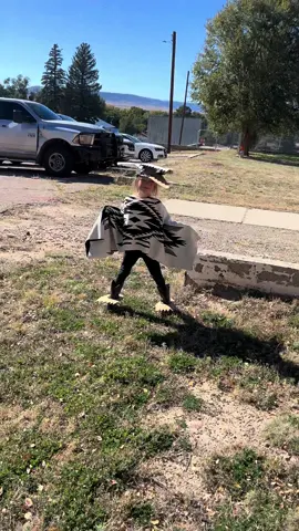 Moms.. the superheroes who can pull together a last-minute pterodactyl costume with some cardboard and duct tape, and make a kids Halloween magic 🤣 love this kid and her crazy personality. What did your little ones dress up as? 🦖 🦅 