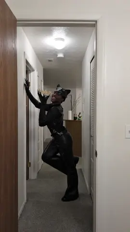 Cat got your tongue or you just speechless? 💎🖤🐈‍⬛ #catwomancosplay #catwoman #halloweencostume #transition #catgotyourtongue 