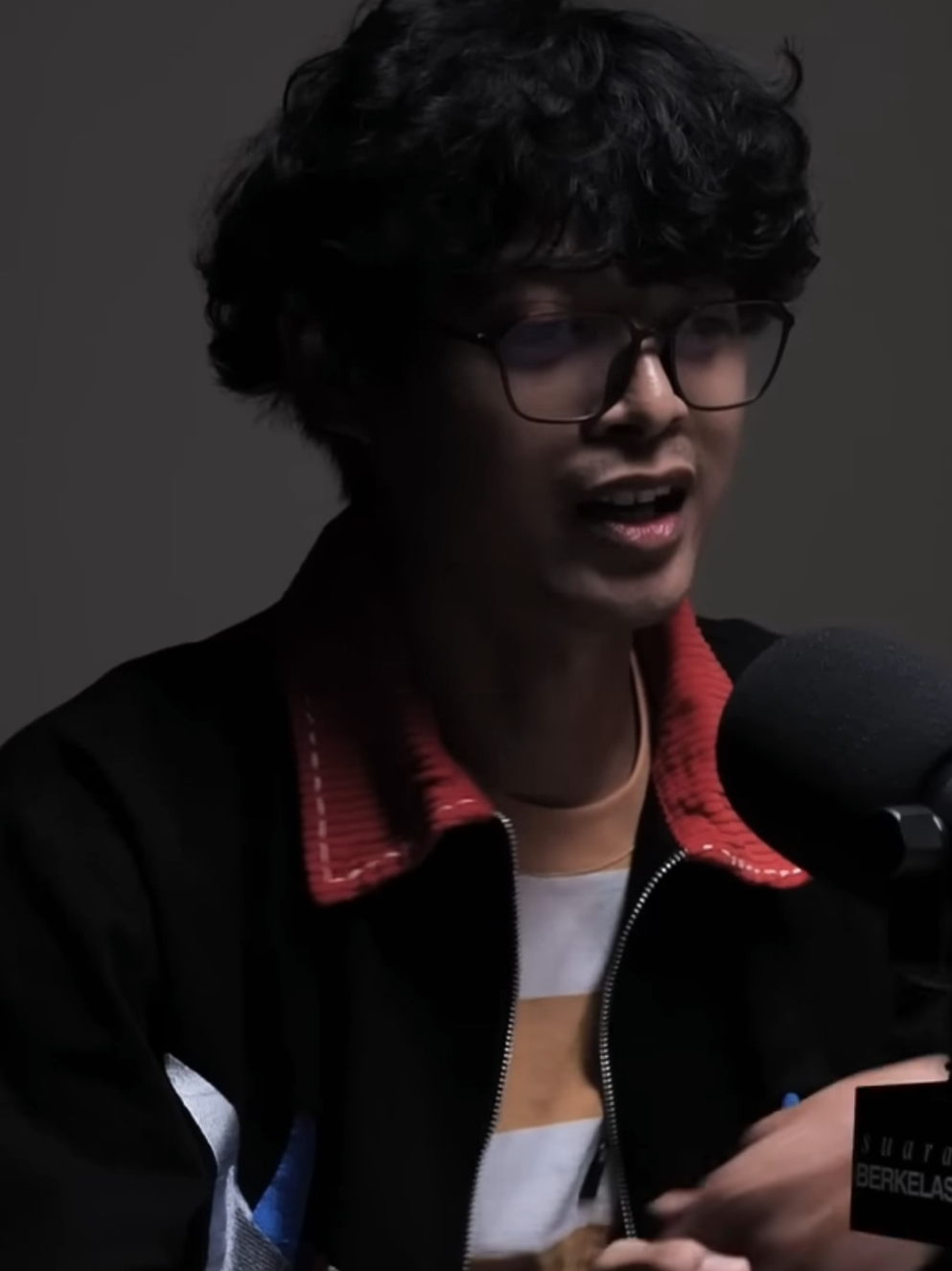 Aku mencari tujuan, namun hanya menemukan pantulan diriku yang buram di cermin kehampaan. #sad#video#sadstory#quotes#lewatberanda 