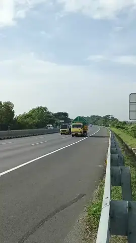 hunting truk & bus di km 760 pagi ini 31-oktober-2025 hunting bareng : @manut_mawon01  #busmaniacommunity #cctvngelaburlangit #mitsubishicanter #truckmaniaindonesia #truckoleng #km760 #promomakanharian #fyp #huntingtruck #hinodutro #agramas  #drivermudapunyacerita #bokongkotak_gank🙌 #dump_gank #hino500 #ragasamania #cantermania #dutroclubindonesia #efyepee #km760raceway 