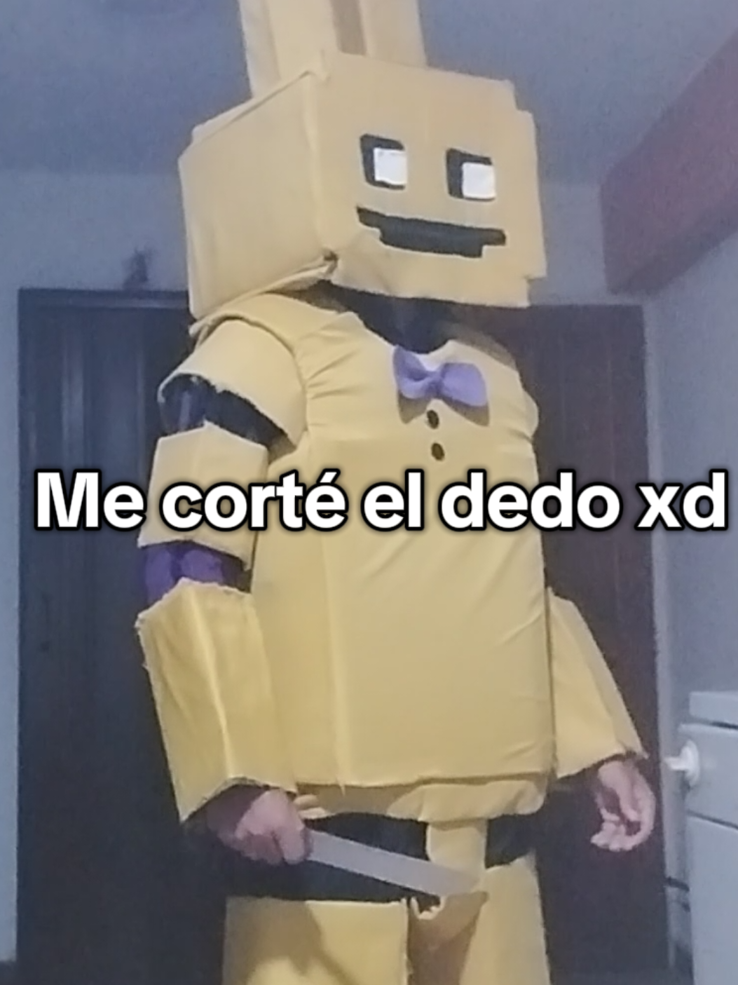Me corté el dedo pero seguí en el personaje jajajajaj #fivenightsatfreddys #springtrap #blooper #humor #cosplay 
