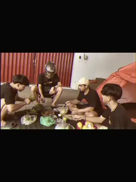 besok November ya..? besok adalah hari dimana kalian memulai semua dari 0.. gak terasa udah 1 tahun aja,, waktu begitu cepat berlalu. susah seneng, tertawa bareng, sedih bareng, apa