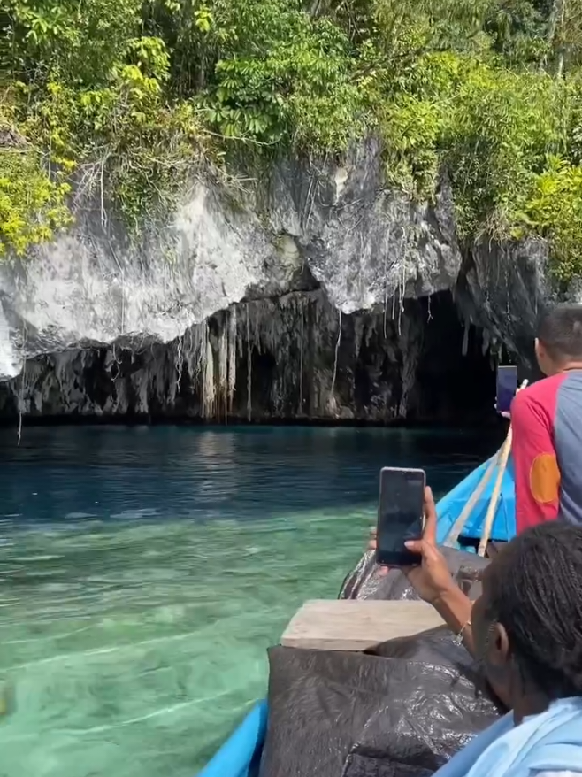 Dari ketinggian Fakfak, birunya laut terhampar memukau, menciptakan pemandangan yang eksotis 👌🏖🌊 #sobatazr #fakfakpapuabarat #pemuda #fyppppppppppppppppppppppp #beranibersuara 