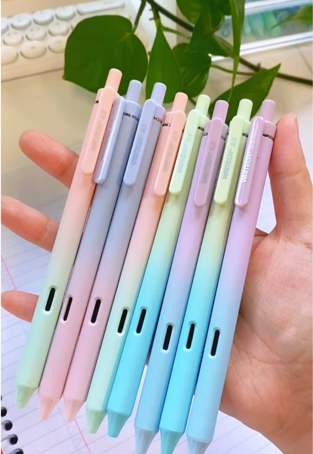 Wait... was it me who suddenly got better handwriting,or is this pen just magic?😍😍😍#pen #pentok #gelpen #tiktokshopfinds #fyp 