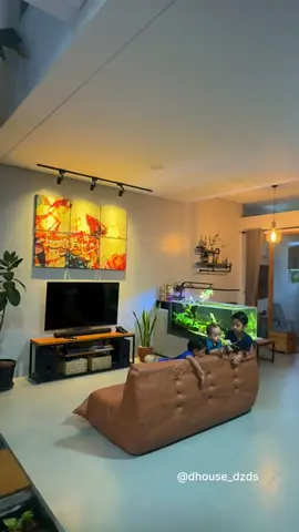 Assalamualaikum.. Beberapa waktu yang lalu, sudah cat ulang eksterior, sekarang waktunya cat ulang interior rumah, tepatnya area livingroom. Kalau dilihat-lihat sepertinya bagus-bagus aja dindingnya.. Tapi setelah di lihat lebih dekat, ternyata banyak bercak, coretan-coretan dan kusam banget 🫣. Maklum sudah 6 tahun belum dicat ulang. Kemarin aku dapat rekomendasi cat interior yang mudah dibersihkan, anti bakteri dan anti jamur. Wah cocok nih buat dindingku. Aku menggunakan Cat Interior Mowilex Emulsion Satin @Mowilex Indonesia , warna Retro Grey E-092 dan Petal PC -009 . Dan sebelum dicat akhir aku juga menggunakan cat dasar Mowilex Precoat Wall Sealer supaya hasil akhir pengecatannya lebih rekat dan halus. Hasil dinding dari Mowilex Emulsion Satin ini semi kilap, jadi mudah dibersihkan. Yang lagi butuh cat interior, bisa banget pakai cat Mowilex Emulsion Satin, teman-teman bisa beli di keranjang kuningku yaa😍 #LetYourTrueColoursShine #ColourYourBold #AkuPilihMowilex #industrialhome #livingroom