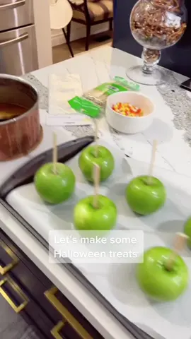 DIY Halloween caramel apples 🍎 🍏 #caramelapples #halloweendesserts #candyapple #HalloweenTreats #halloweencandy 