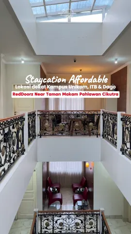 Wajib banget masuk wishlist kalian buat staycation di Bandung 🌿 Tempatnya tenang, kamarnya bersih, dan harganya juga super affordable mulai 100ribuan aja! Cocok banget buat healing singkat atau sekadar recharge energi 💫 📍RedDoorz near Taman Makam Pahlawan Cikutra Bookingnya gampang banget di aplikasi @RedDoorz Indonesia 🔴 #StaycationBandung #RedDoorzBandung #redtravellers #HotelMurahBandung #reddoorz 