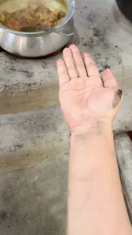 মাটির চুলায় করলে হাতে কালি লাগবেই🥺
