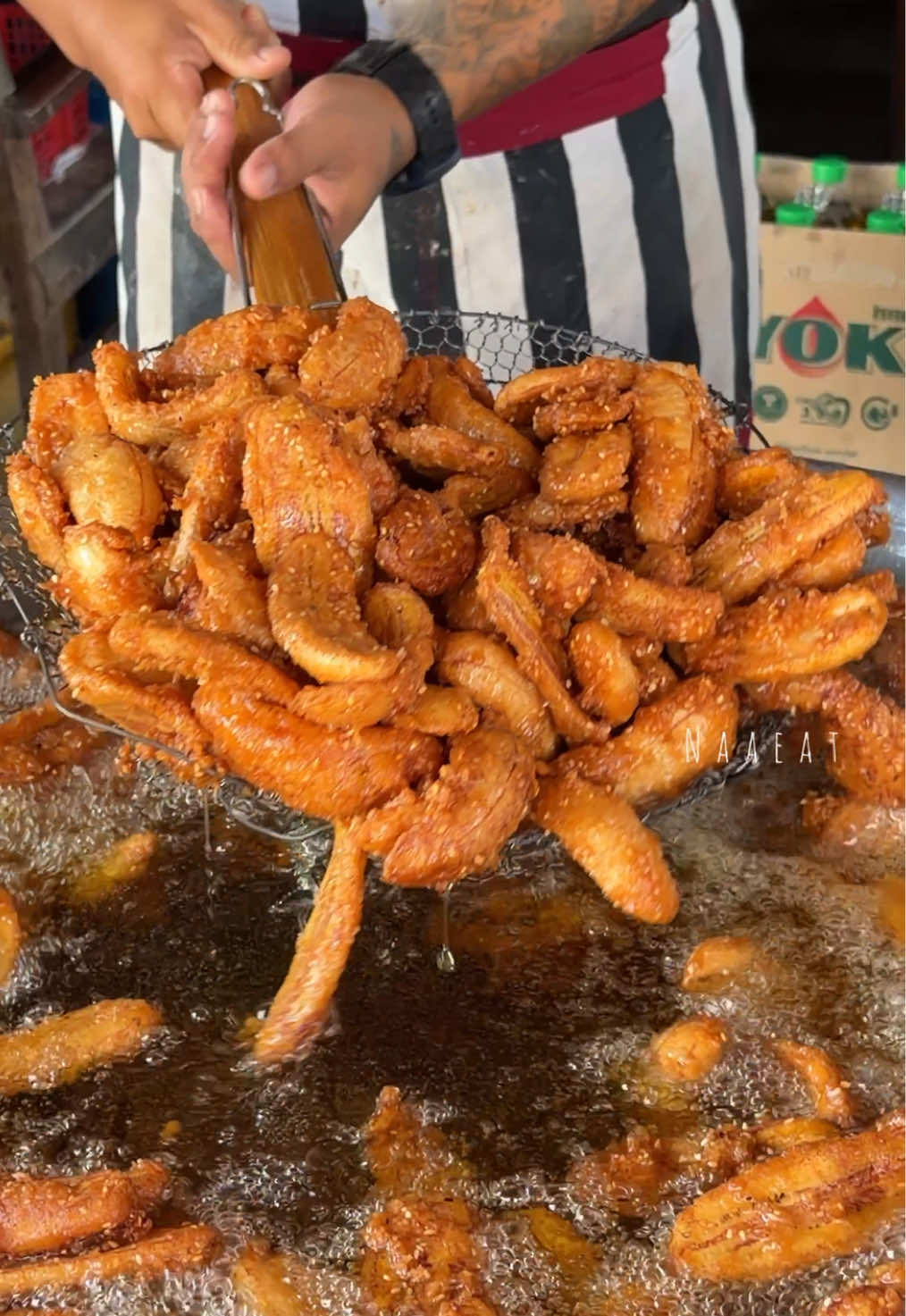 กล้วยทอดกระทะยักษ์ร้านดังในตำนานบ้านบึง “กล้วยทอดแม่จงดี” 🍌🥥 #อาหารเจ #tiktokพากิน #กล้วยทอด #กล้วยทอดแม่จงดี #บนโลกนี้มีแต่ของน่าอีท 