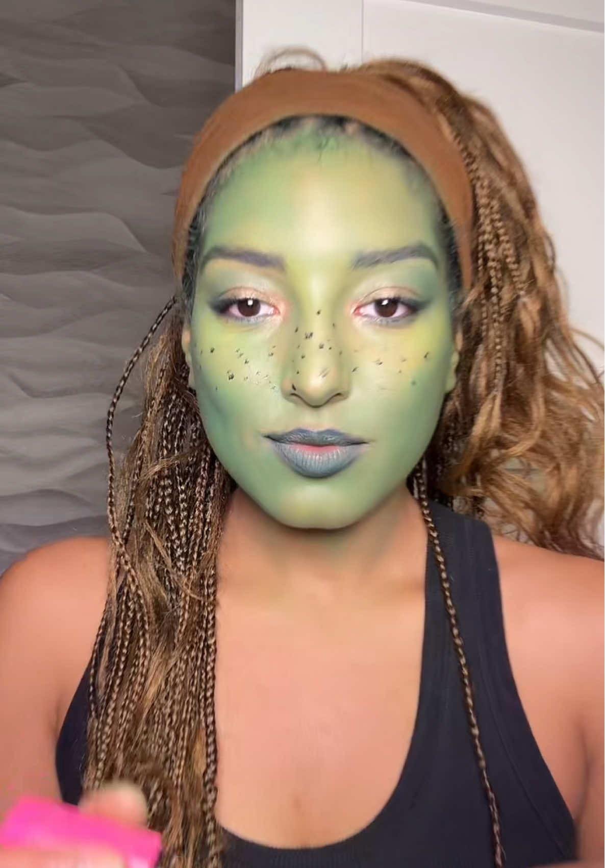 she actually ate that shit up that’s a damn witch #elphaba #wickedthemusical #elphabamakeup 