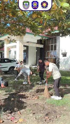 Assalamualaikum Warahmatullahi Wabarakatuh  Salam Praja Wibawa !! Salam Yudha Brama Jaya !!  Satuan Polisi Pamong Praja dan Pemadam Kebakaran Kabupaten Seluma melaksanakan kegiatan Jumat Bersih di lingkungan kantor. Kegiatan ini menjadi wujud kepedulian terhadap kebersihan dan kenyamanan lingkungan kerja, serta untuk menumbuhkan semangat gotong royong di antara seluruh anggota @teddyseluma @MC Kabupaten Seluma 
