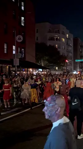 ¿Estás listo para el desfile de Halloween de mañana? Comienza en el SoHo en la 6ta Avenida a las 7:00 pm mañana. El baile épico de suspenso se realizará durante todo el desfile para que puedas verlo en cualquier lugar a lo largo de la ruta. .  . . . . . . . #halloween #halloweenparade #thriller #thrillerdance #newyork 