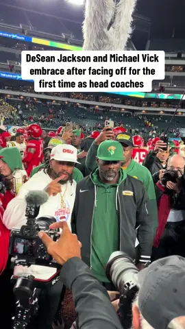Former #Eagles teammates turned head coaches .. Coach Mike Vick and DeSean Jackson embrace after facing off for the first time  Jackson’s Delaware State Hornets get the 27-20 win over Vicks Norfolk State team #symonewiththesports #philadelphiaeagles #mikevick #deseanjackson 