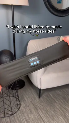 Put your AirPods in the trash 😂 #horsebackriding #headphones #horserider 