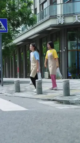 4 chị em trung quốc, thì ra sang đường theo chỉ dẫn là phải như vậy :)) #4chiemtrungquoc  #haitrungquoc #haihuoc  #ri_viumotchut 