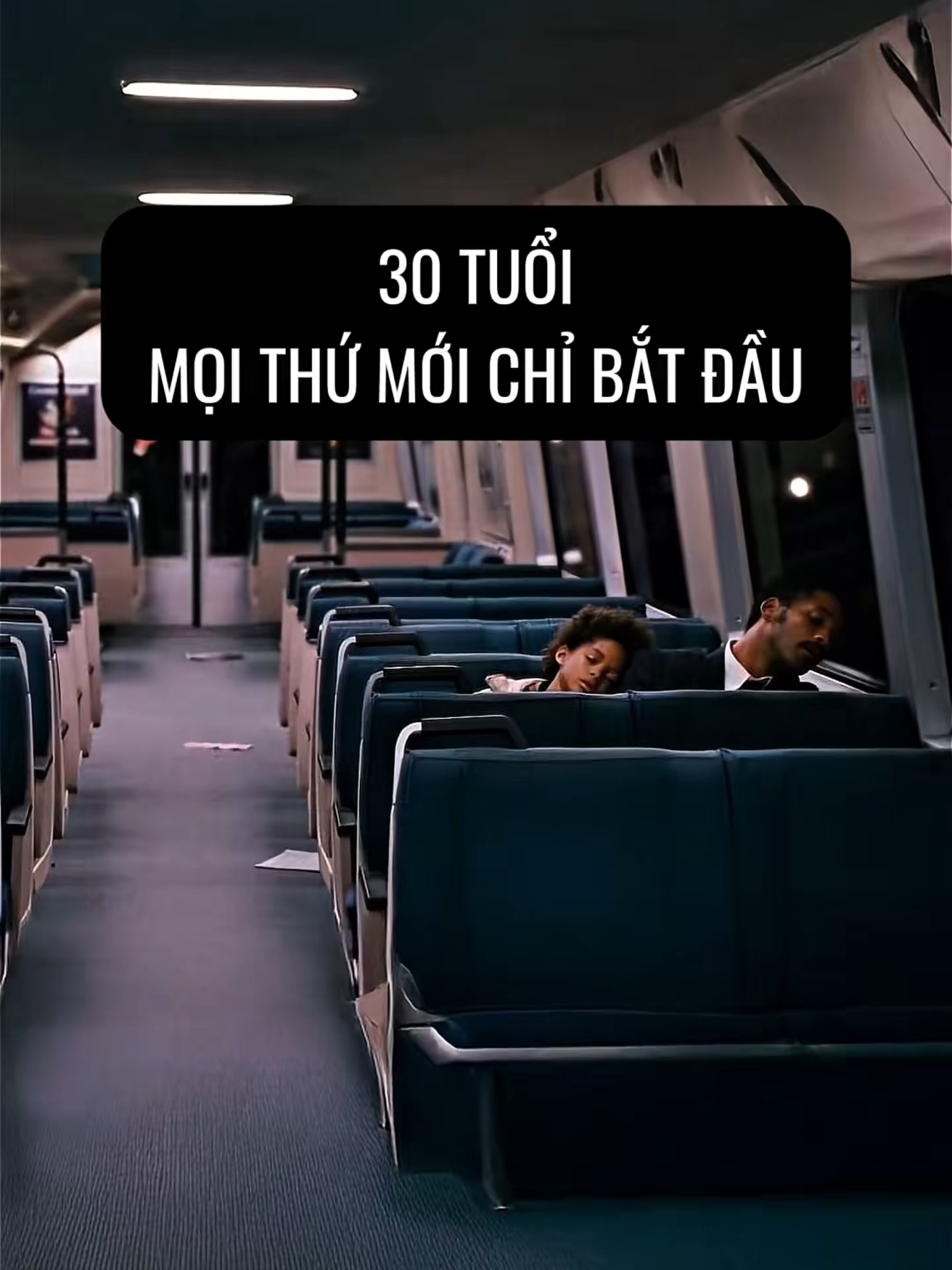 Có người chạy rất nhanh, 22 tuổi đã có một gia đình, một công việc ổn định. Có người chạy chậm hơn, 30 tuổi vẫn còn đang trên hành trình theo đuổi ước mơ của chính mình. Có người dành cả đời để mua nhà, mua xe, có người lại chỉ cần một chiếc xe máy cũ, rong ruổi khắp non nước bao la để tìm bình yên. Có người đang ở đỉnh cao của sự nghiệp, có người lại đang loay hoay tìm hướng đi. Nhưng chẳng ai đi sai, vì mỗi người đều có một tốc độ riêng, một hành trình riêng. Cuộc đời này không có khuôn mẫu chung cho hạnh phúc. Không ai đến trước là thắng, và không ai đến sau là thua. “30 Tuổi – Mọi Thứ Mới Chỉ Bắt Đầu” là cuốn sách dành cho những ai đang thấy mình chậm hơn người khác, đang mệt mỏi, hoang mang giữa ngã rẽ cuộc đời. Cuốn sách sẽ nhắc bạn rằng: mọi thất bại chỉ là bước đệm cho trưởng thành, mọi mất mát rồi cũng hóa thành sức mạnh, và tuổi 30 – không phải dấu chấm hết, mà là khởi đầu cho hành trình đẹp nhất của cuộc đời. Hãy đọc để tin rằng: bạn vẫn còn kịp, vẫn còn thời gian để sống, để yêu, để bắt đầu lại. #anhsangtrithuc1 #BookTok #sach #books #sachhay #sách #30tuoimoithuchimoibatdau