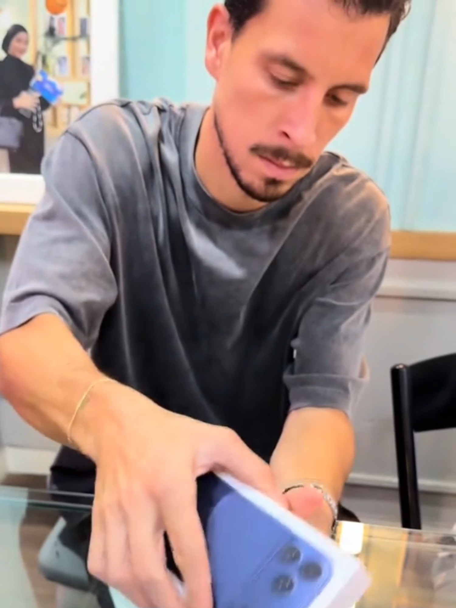 Thom Haye Beli iPhone Terbaru dengan Para Pemain Persib #beritabola #infobola #football #persibbandung #timnasindonesia #persib